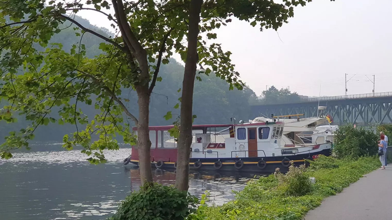 Der Kettwiger Stausee, über dem sich eine 250 Meter lange Eisenbahnbrücke befindet
