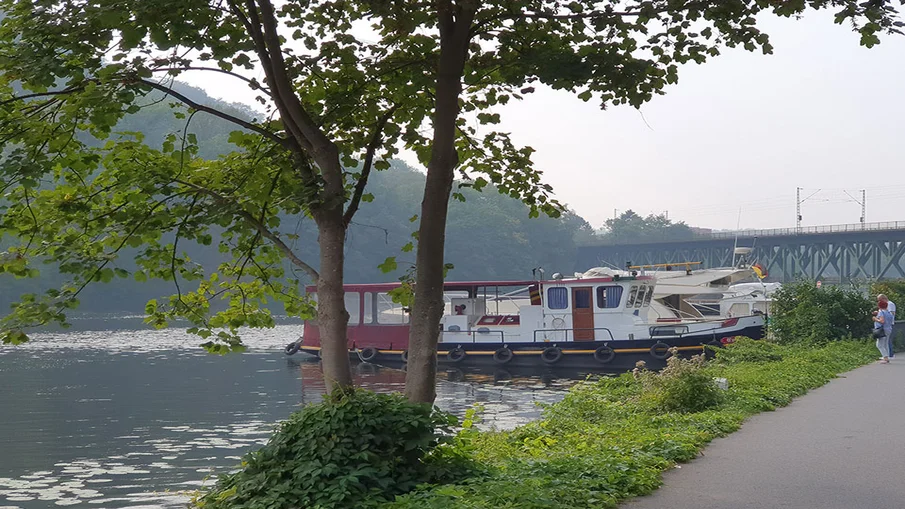 Der Kettwiger Stausee, über dem sich eine 250 Meter lange Eisenbahnbrücke befindet