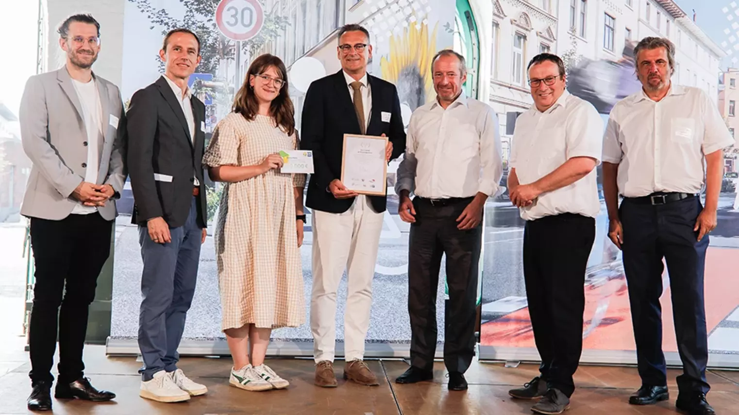 Vertreter*innen der Stadt Dortmund mit NRW-Verkehrsminister Oliver Krischer und VRR-Vorstandssprecher Oliver Wittke