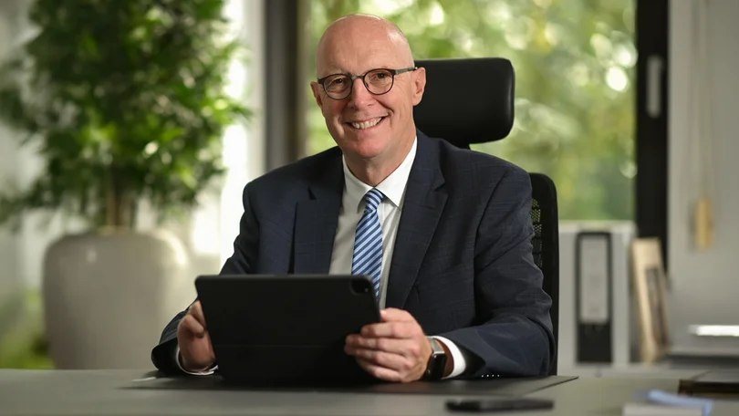 Christoph Gerwers sitzt an einem Schreibtisch