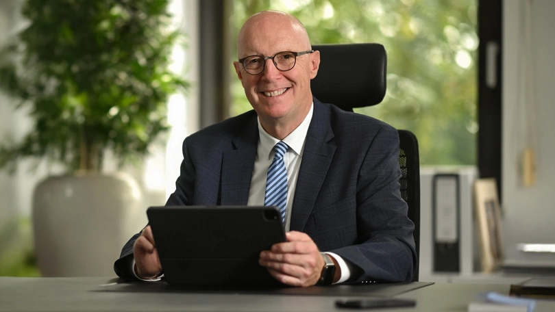 Christoph Gerwers sitzt an einem Schreibtisch