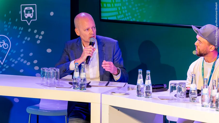 NRW-Mobilitätsforum 2026: Teilnehmende der Veranstaltung auf dem Podium