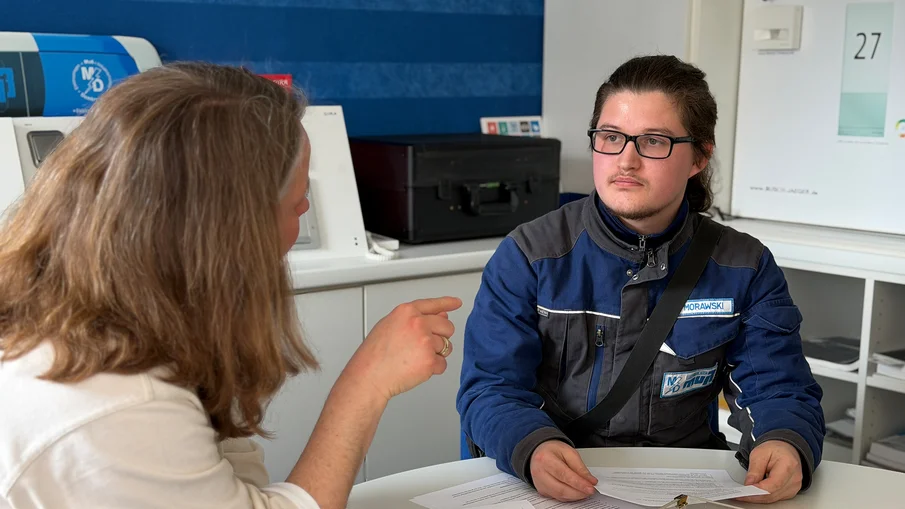 Interview zum DeutschlandTicket für Auszubildende des Elektrohandwerks: VRR-Redakteurin Wibke Hinz (links) und Auszubildender Kamil Morawski