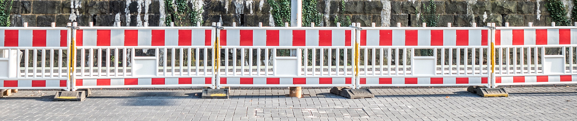 Absperr-Baken vor den Gleisen einer Haltestation