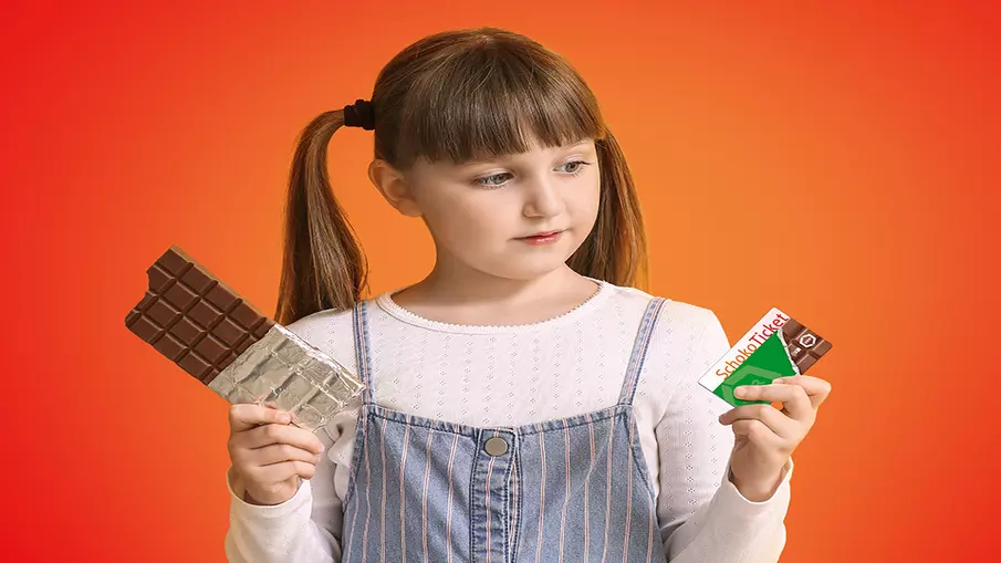 Ein Mädchen entscheidet sich zwischen Schokolade und dem SchokoTicket