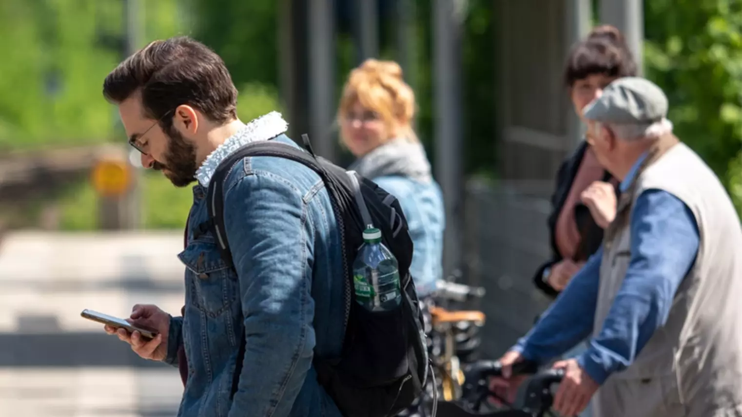 Gruppe von Menschen steht am Bahnsteig