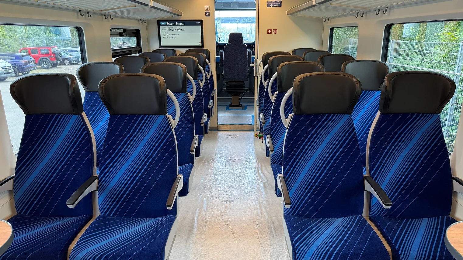 © VRR Vorstellung der BEMU-Fahrzeuge von CAF: Blick in den Innenraum mit dem Führerstand im Hintergrund