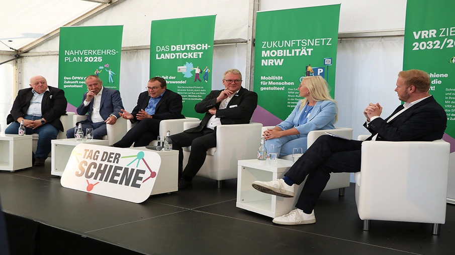 Podiumsteilnehmende bei der zentralen Eröffnungsfeier zum Tag der Schiene 2024 in Mettmann