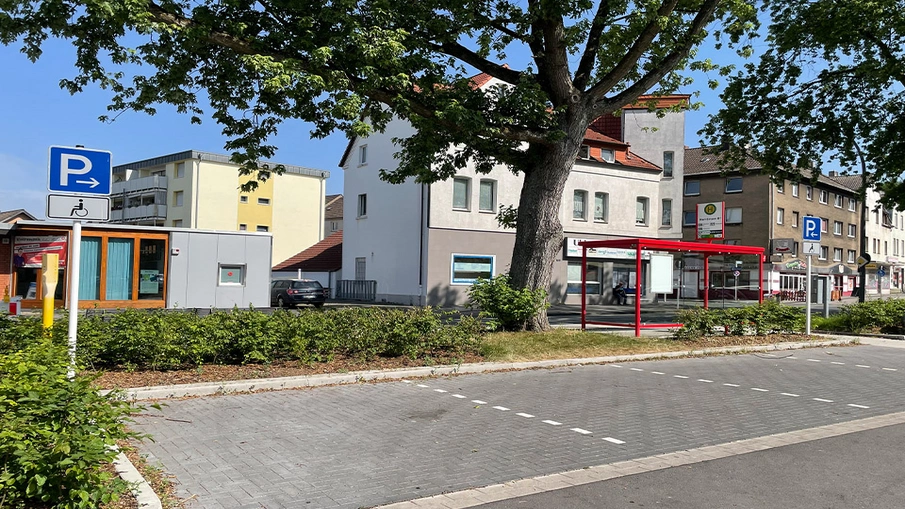 Behindertenstellplätze, im Hintergrund eine Bushaltestelle