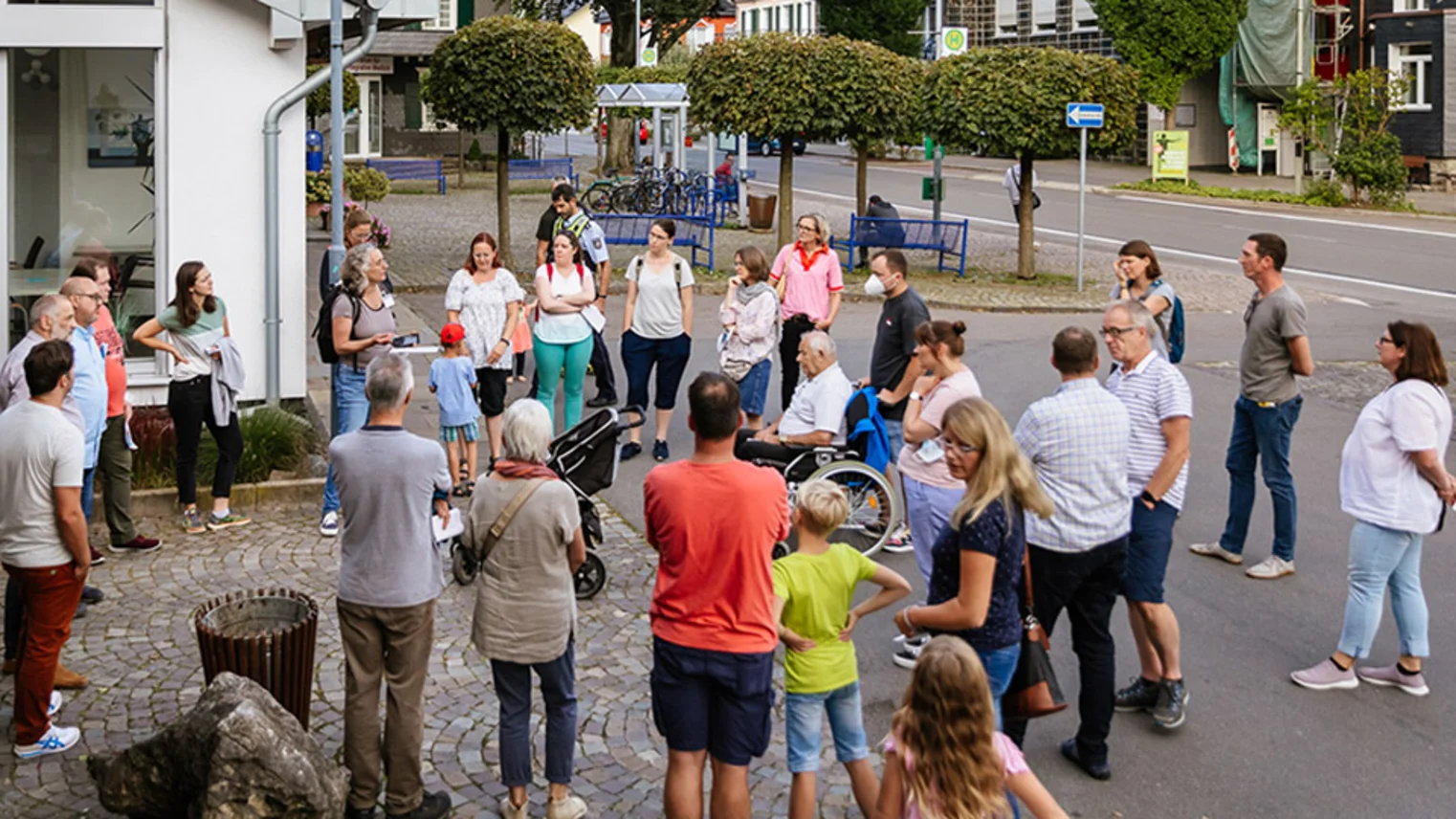 Fußgänger stehen im Kreis