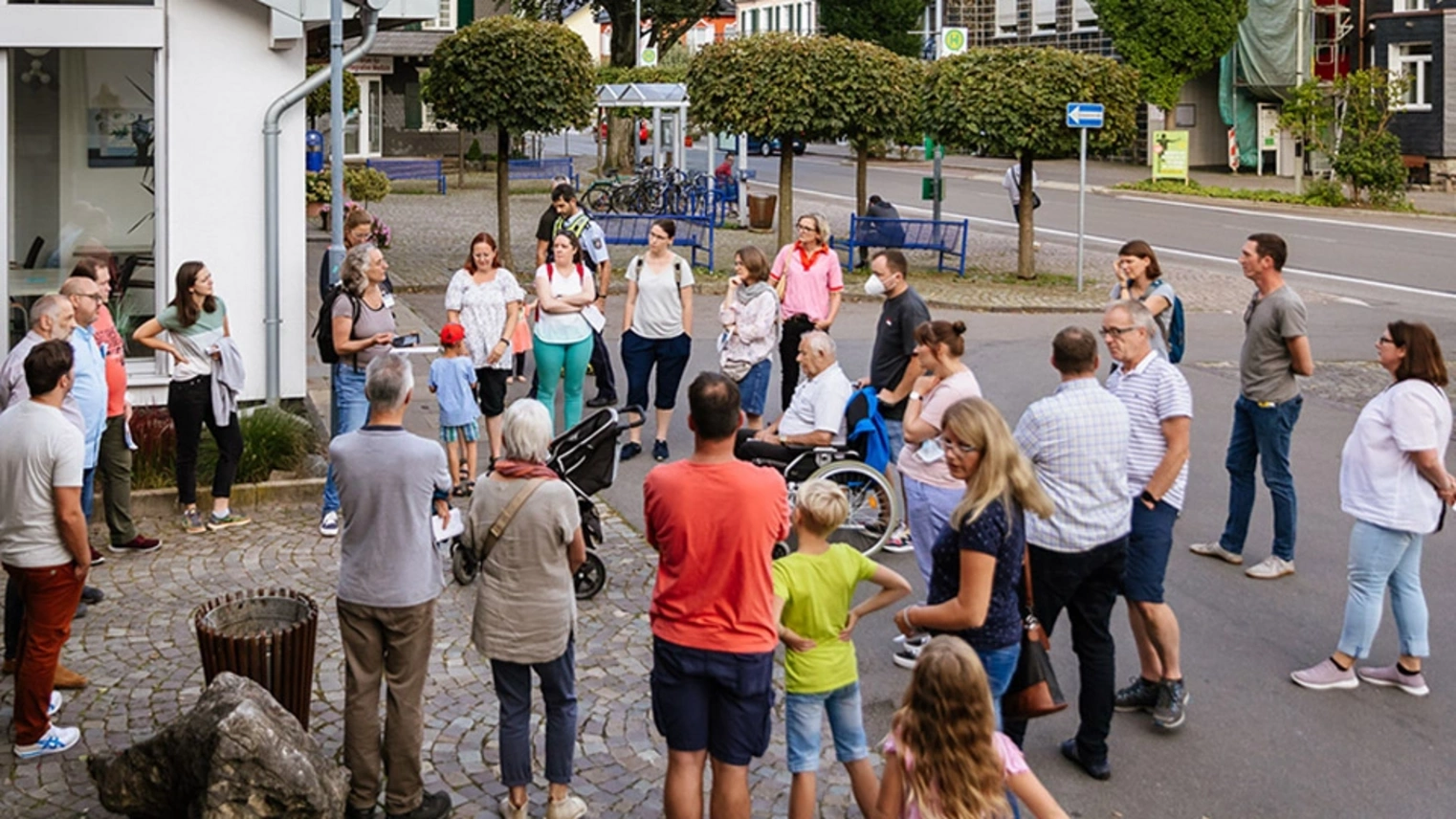 Fußgänger stehen im Kreis