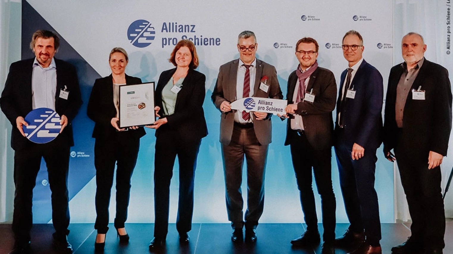 Die Preisträger*innen mit den Urkunden