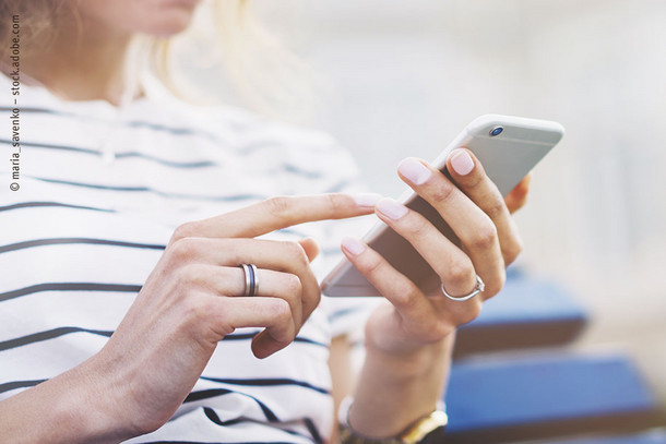Eine Frau bedient ihr Smartphone