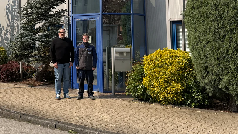 Interview zum DeutschlandTicket für Auszubildende des Elektrohandwerks: Die Gesprächspartner vor dem Unternehmensgebäude