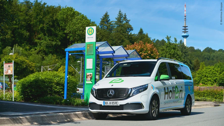 Ein HoliBri-Fahrzeug steht an einer Haltestelle