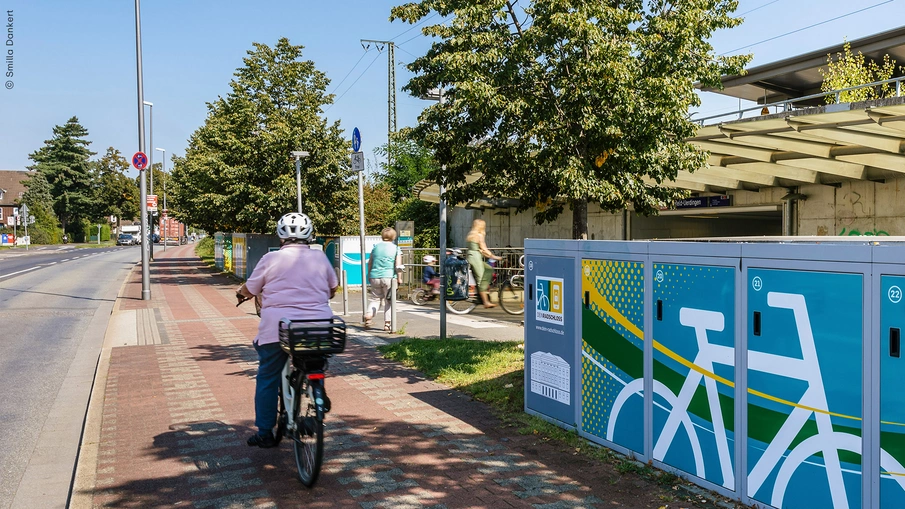DeinRadschloss-Anlage am Bahnhof Krefeld-Uerdingen, mehrere Personen sind zu sehen, teilweise mit Fahrrad
