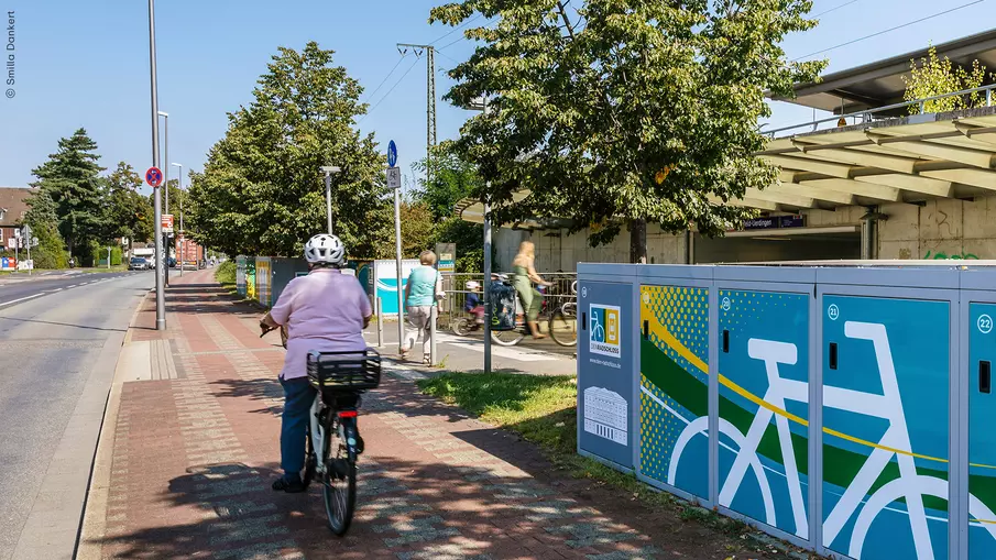 DeinRadschloss-Anlage am Bahnhof Krefeld-Uerdingen, mehrere Personen sind zu sehen, teilweise mit Fahrrad