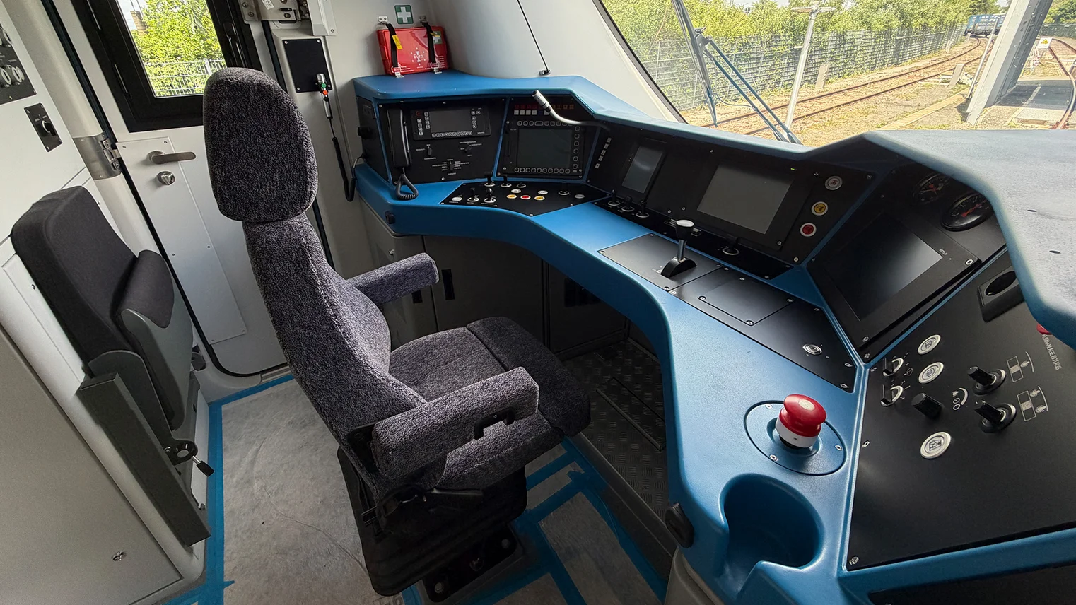 © VRR Vorstellung der BEMU-Fahrzeuge von CAF: Blick in den Führerstand des neuen BEMU-Zuges