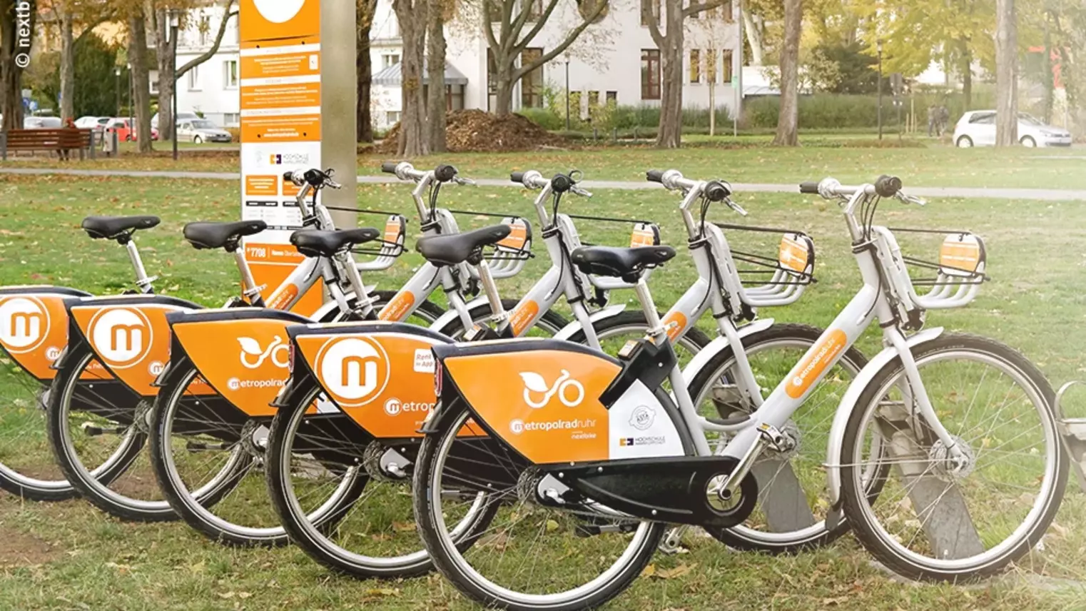 Mieträder von metropolradruhr stehen in einem Fahrradständer.