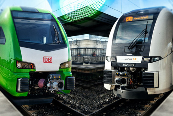 Eine S-Bahn und ein RRX-Zug stehen an Bahnsteigen