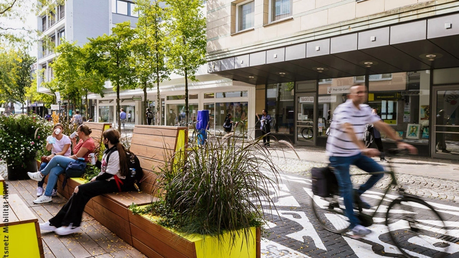 Ein Mensch auf einem Fahrrad fährt durch die Innenstadt