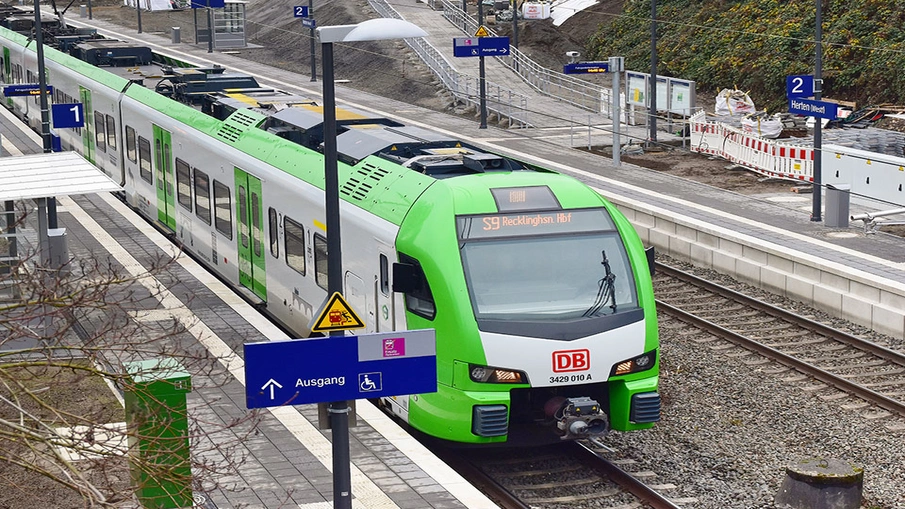 Blick auf den Bahnhof Herten mit einem Zug der S9 am Bahnsteig