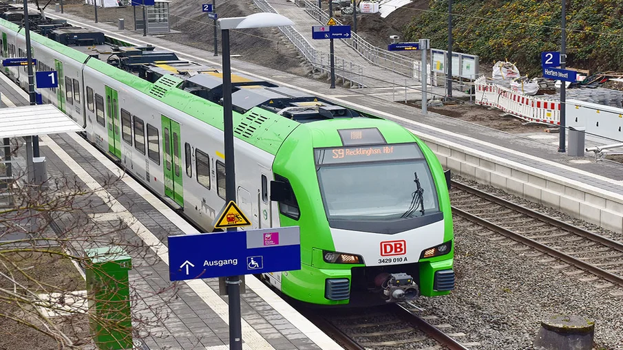 Blick auf den Bahnhof Herten mit einem Zug der S9 am Bahnsteig