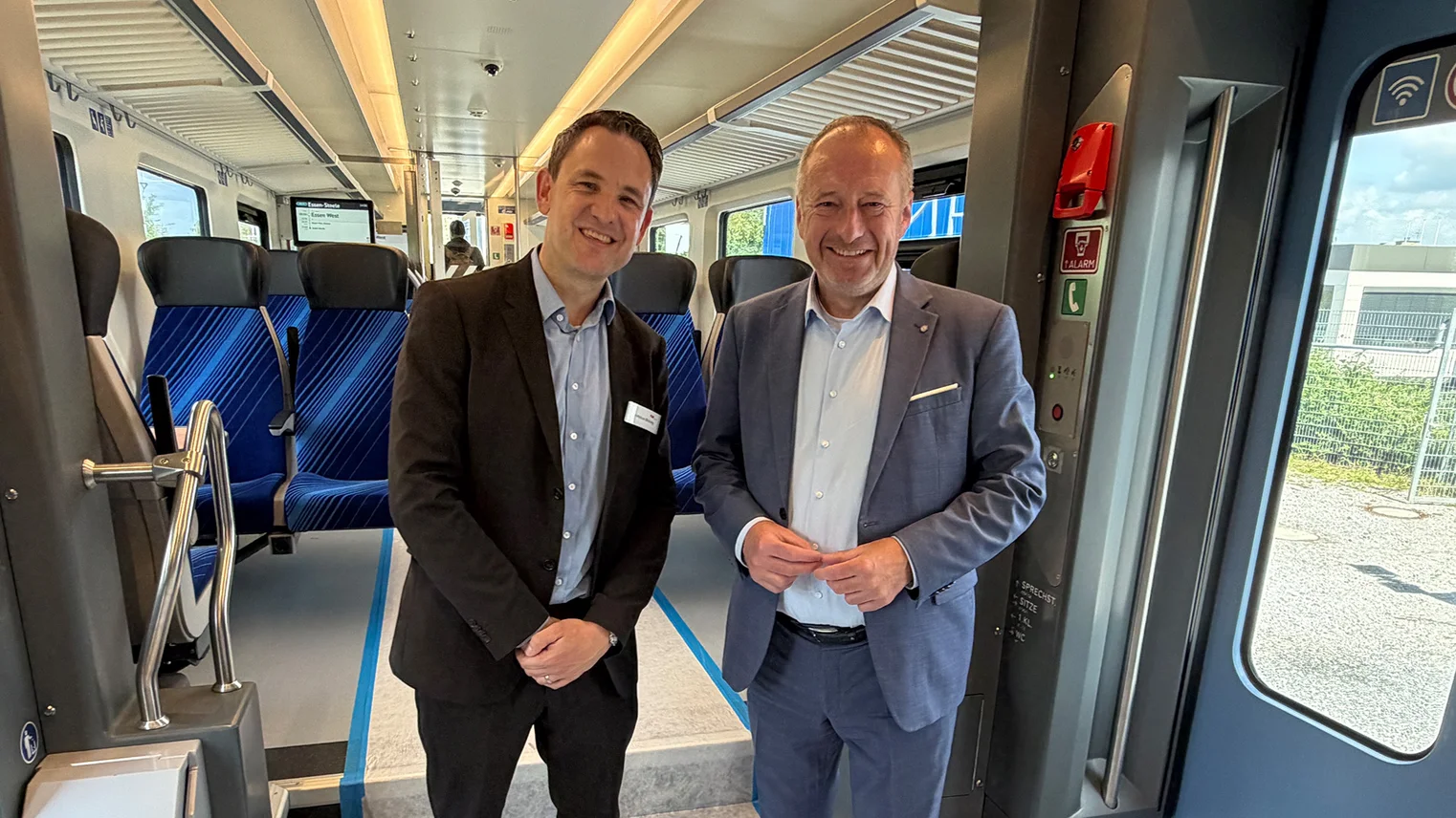 © VRR VRR-Niederrheinkonferenz 2026: Marcus Brüning, CEO der CAF Deutschland GmbH, und Oliver Wittke, Vorstandssprecher des VRR (rechts) im BEMU-Zug