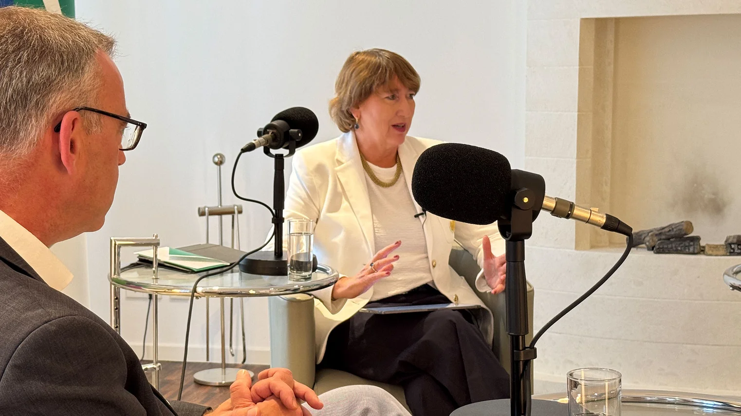 © VRR VRR-Podcast "Die grünen Umschläge": VDA-Präsidentin Hildegard Müller beim Gespräch in den Räumlichkeiten des VDA in Berlin