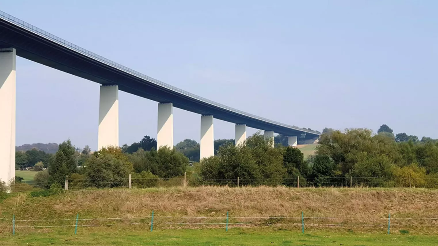 Felder weit und breit unterhalb der Ruhrtalbrücke