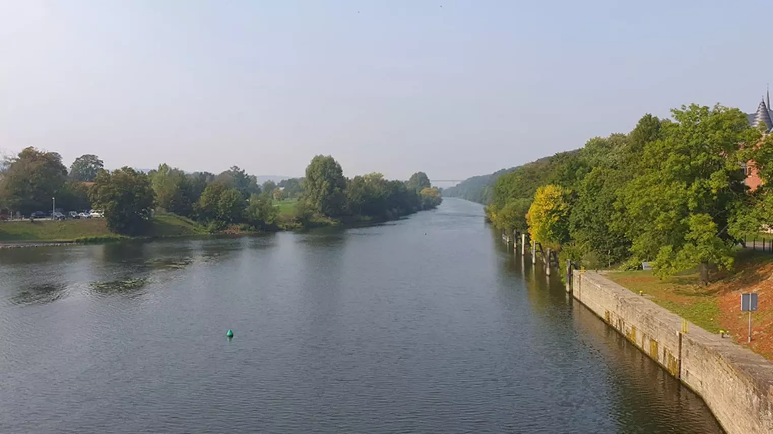 Ein Blick von der Ruhrbrücke auf die Ruhr und die weit entfernte Ruhrtalbrücke