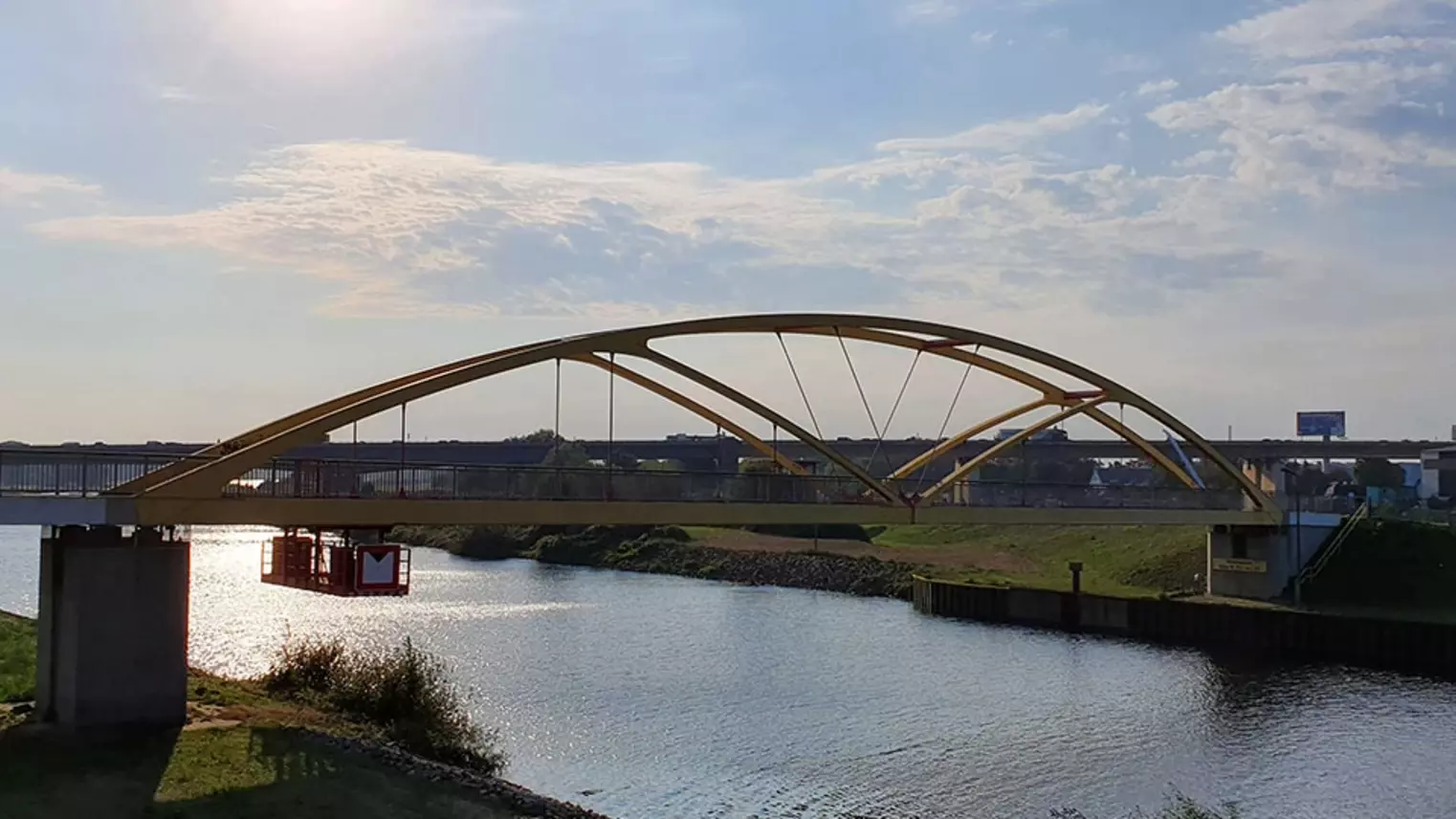 Eine Brücke über dem Rhein-Herne-Kanal
