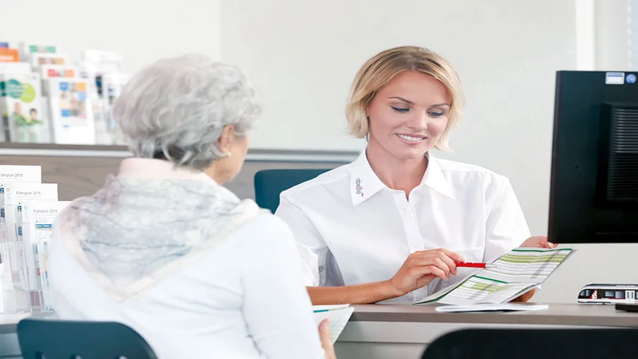 Eine Mitarbeiterin in einer Beratungssituation mit einer Kundin