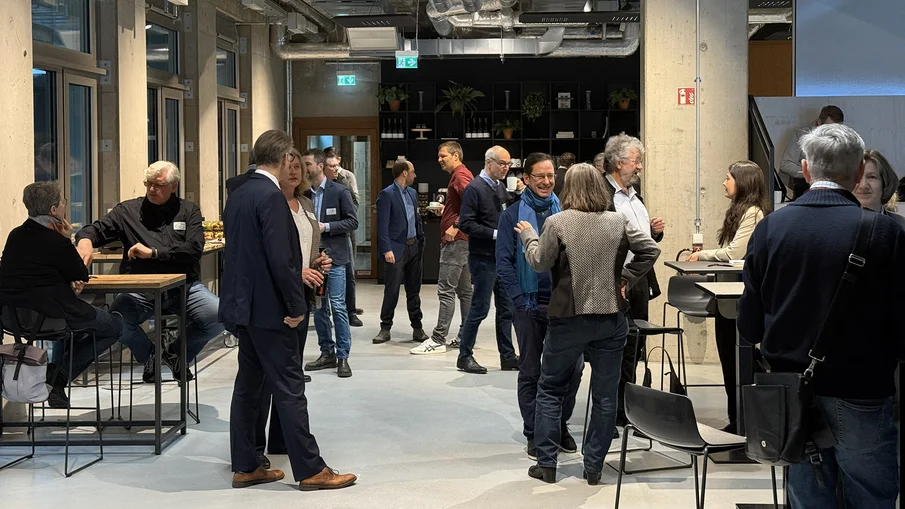 Kommunalpolitisches Forum Düsseldorf: Teilnehmende im Gespräch