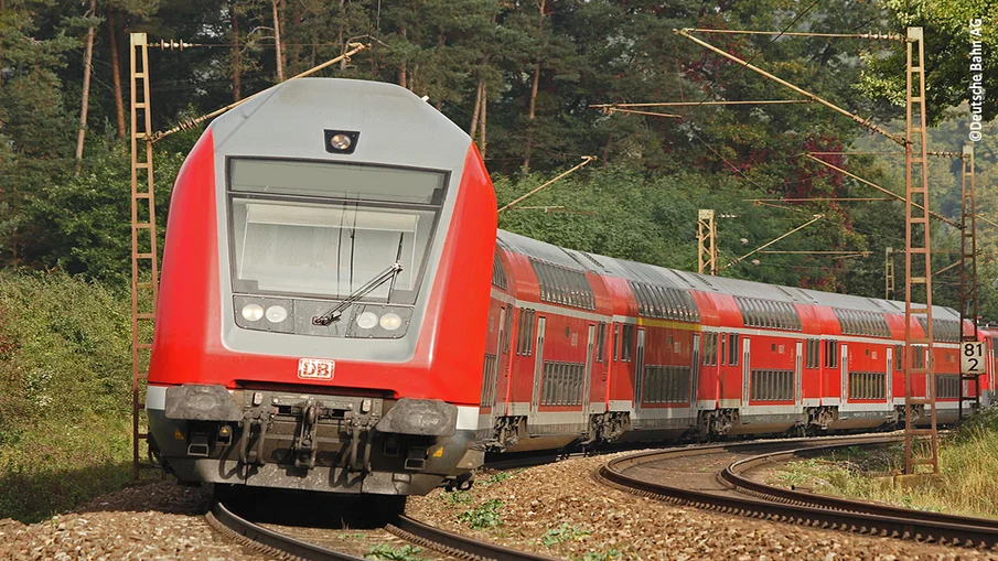 Ein Zug der Deutschen Bahn unterwegs auf der Schiene