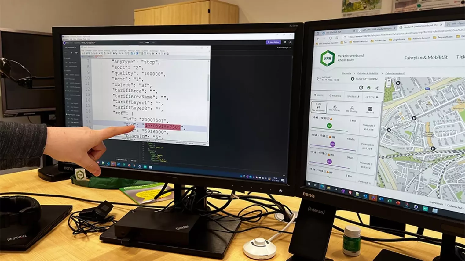 Christian Peters zeigt etwas auf seinem Computer