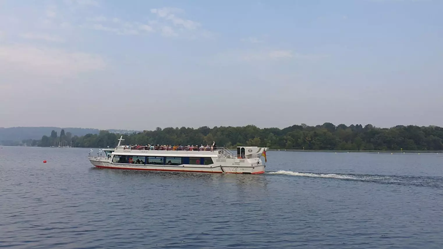 Ein Ausflugsschiff auf dem Baldeneysee