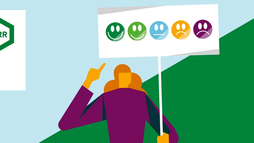 Illustration / Symbolbild Kundenbewertung: Eine Person hält ein Schild hoch auf dem fünf Smileys zu sehen sind von "sehr zufrieden" bis "sehr unzufrieden"