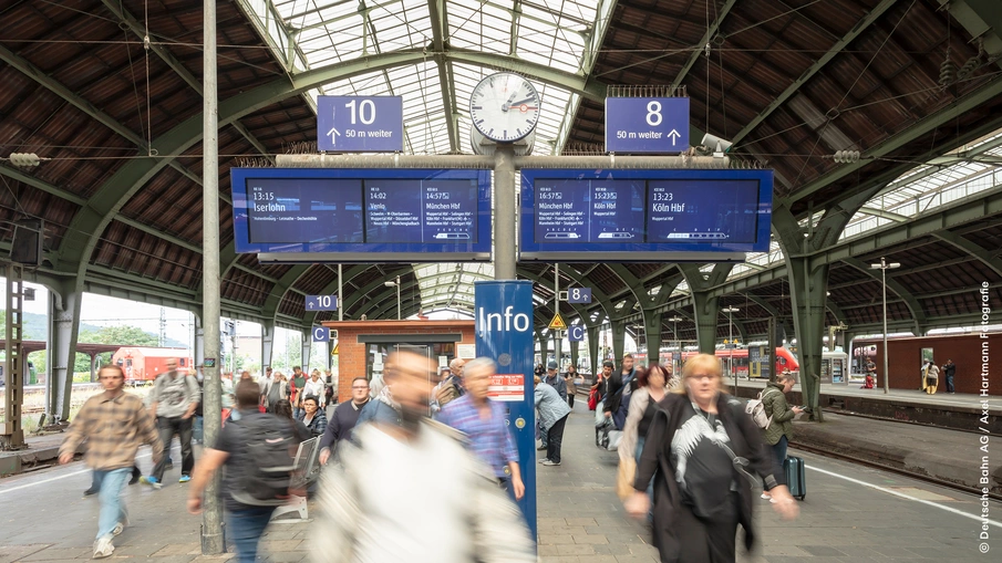 Bahnsteig am Hagener Hauptbahnhof mit Fahrgästen