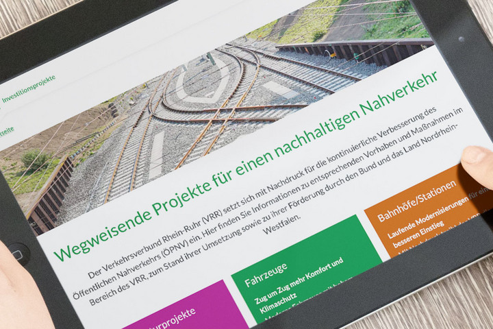 Blick auf ein Tablet, die Website zu den VRR-Investitionsprojekten ist im Display zu sehen