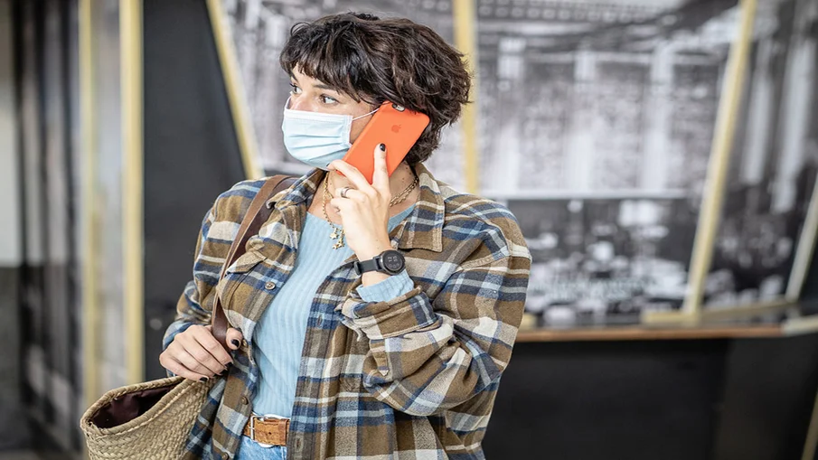Eine Frau telefoniert mit einem Smartphone