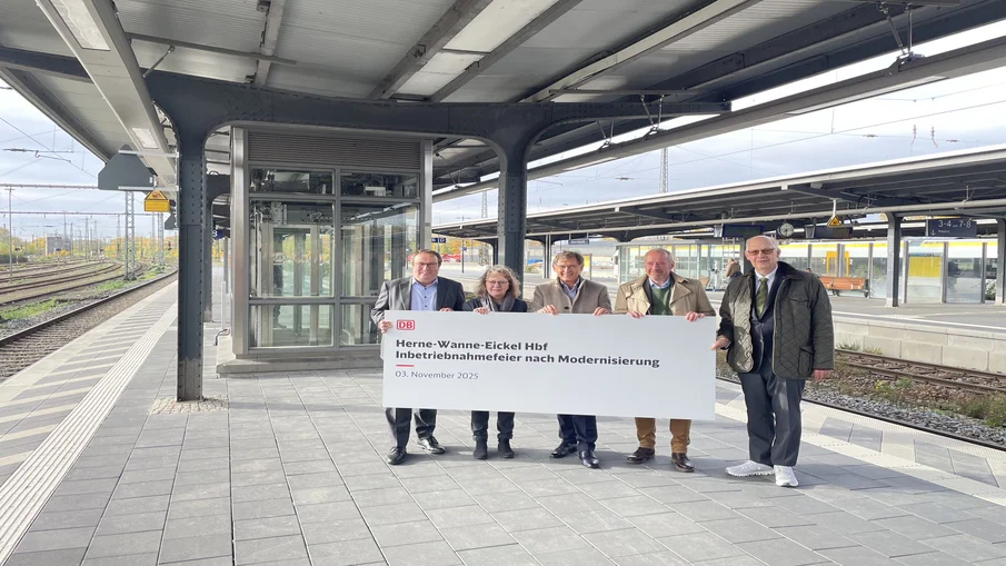 Die Beteiligten der Modernisierung des Hbf Wanne-Eickel bei der Eröffnungsfeier