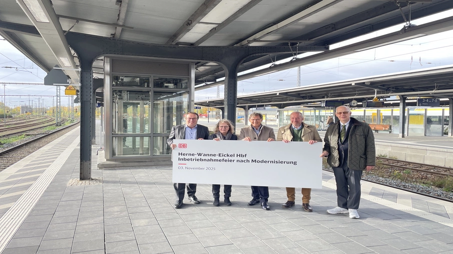 Die Beteiligten der Modernisierung des Hbf Wanne-Eickel bei der Eröffnungsfeier