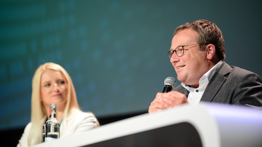 NRW-Mobilitätsforum 2025: HVV-Geschäftsführerin Anna-Theresa Korbutt und NRW-Verkehrsminister Oliver Krischer