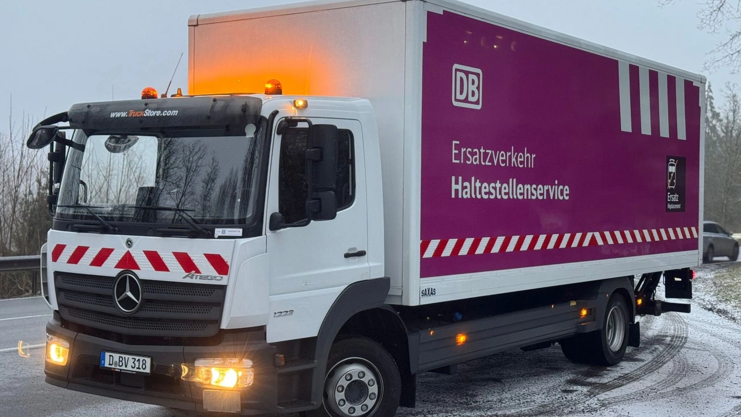 Ein LKW mit der Aufschrift "Ersatzverkehr Haltestellenservice"