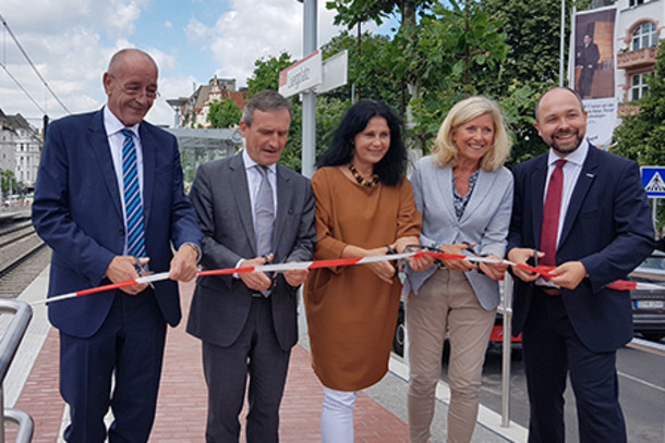 Bezirksbürgermeister Rolf Tups, Oberbürgermeister Thomas Geisel, Aufsichtsratsvorsitzender der Rheinbahn, Cornelia Zuschke, Dezernentin für Planen, Bauen und Grundstückswesen der Landeshauptstadt Düsseldorf, Gabriele Matz, Abteilungsleiterin Zentrales Finanzmanagement, Infrastrukturförderung und Politische Gremien beim VRR, Dr. Andreas Ferlic, Abteilungsleiter Planung Verkehrsanlagen der Rheinbahn.