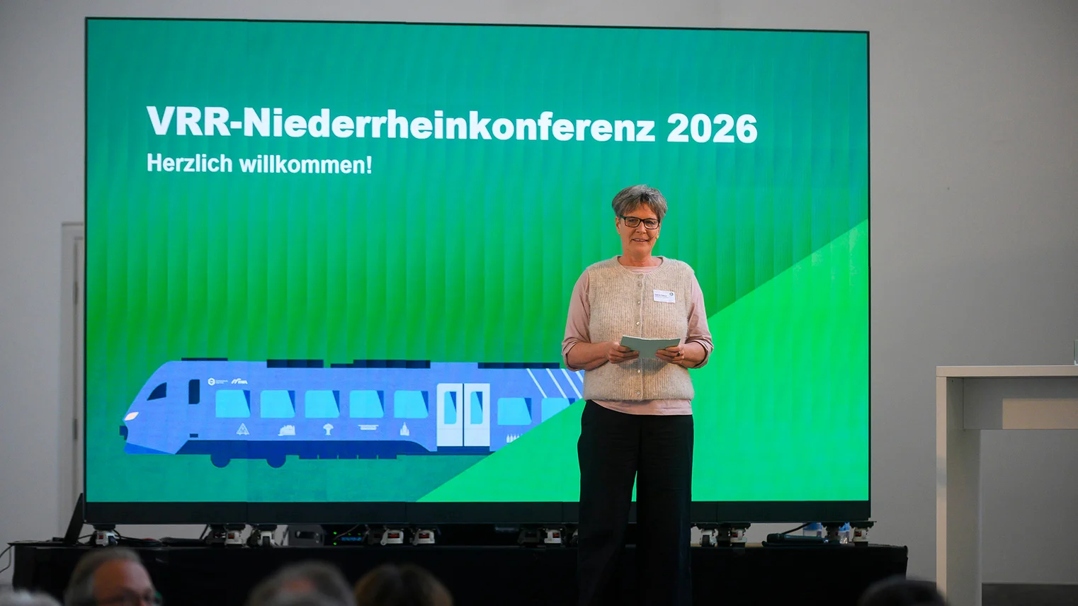 © VRR VRR-Niederrheinkonferenz 2026: Moderatorin Sabine Tkatzik auf der Bühne