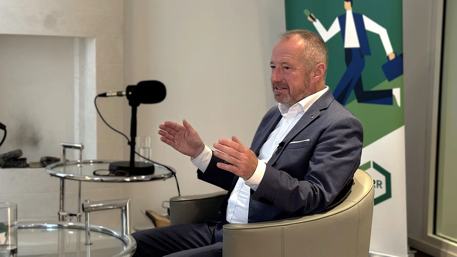 © VRR VRR-Podcast "Die grünen Umschläge": VRR-Vorstandssprecher Oliver Wittke beim Gespräch in den Räumlichkeiten des Verbands der Automobilindustrie (VDA) in Berlin