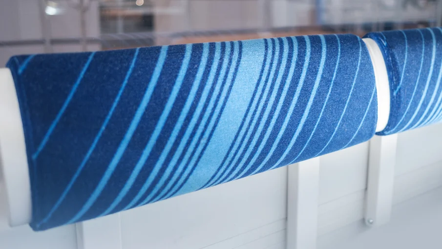 Die Farbe des Sitzpolsters des BEMU-Zugs.