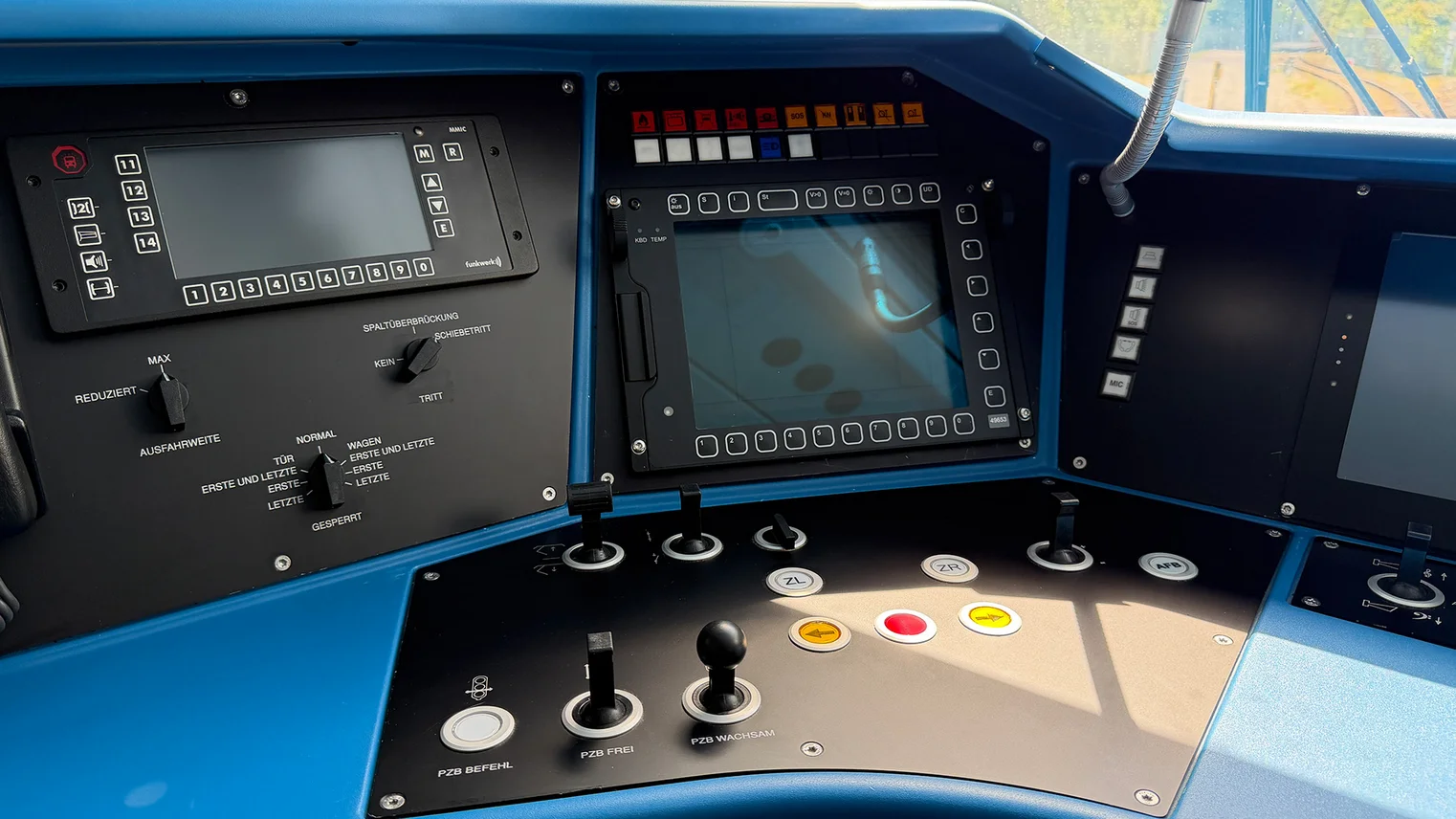 © VRR Vorstellung der BEMU-Fahrzeuge von CAF: Blick in den Führerstand des neuen BEMU-Zuges